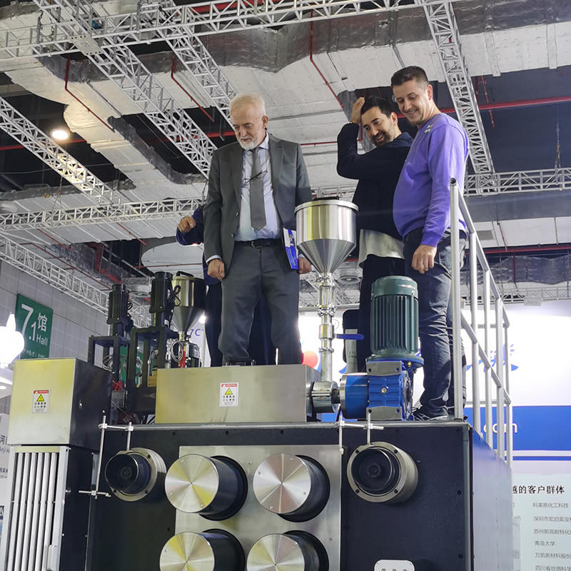 Juruterbang Premium mencairkan mesin berputar